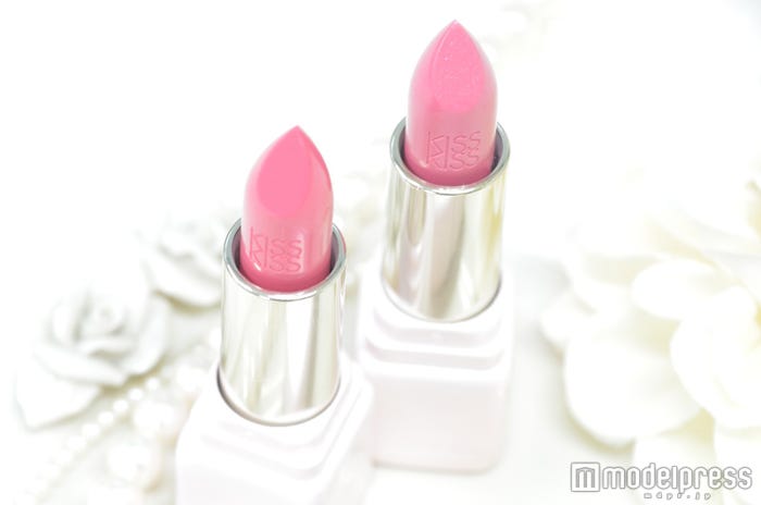 人気のリップスティック「キスキス」(右からNo.564 パーリー ピンク、No.565 ブロッサム グロウ)(C)モデルプレス