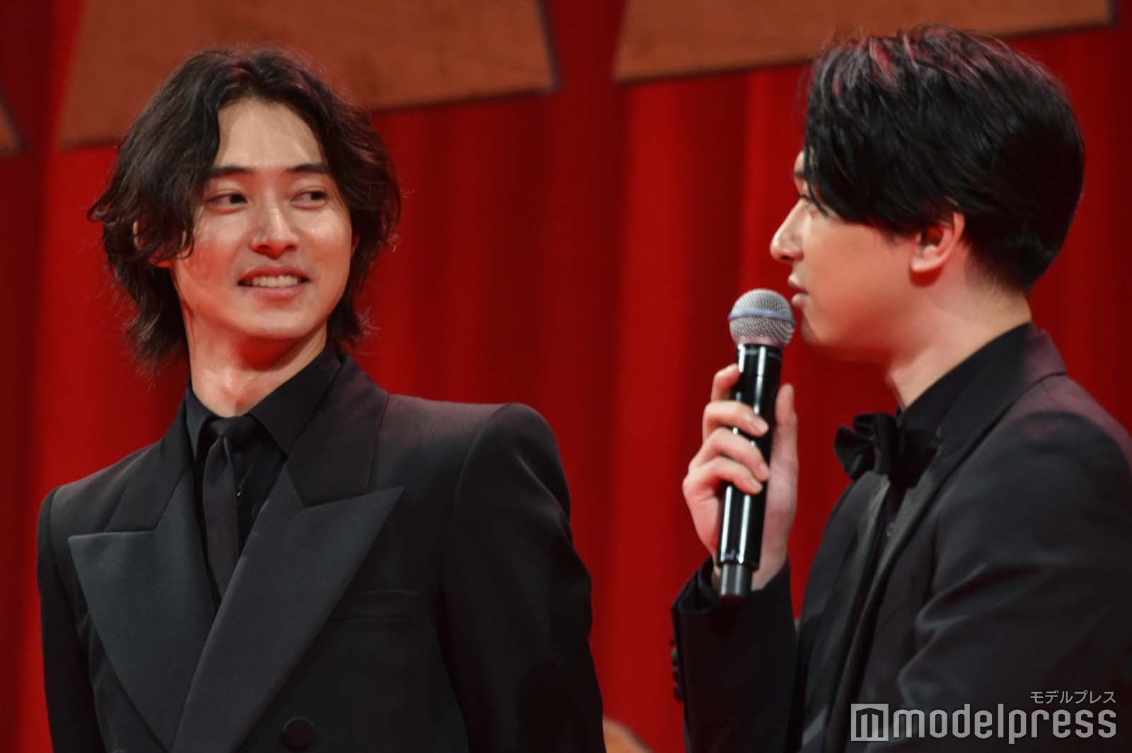 吉沢亮のトークににやける山崎賢人（C）モデルプレス