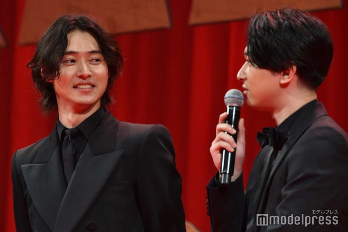 吉沢亮のトークににやける山崎賢人(C)モデルプレス