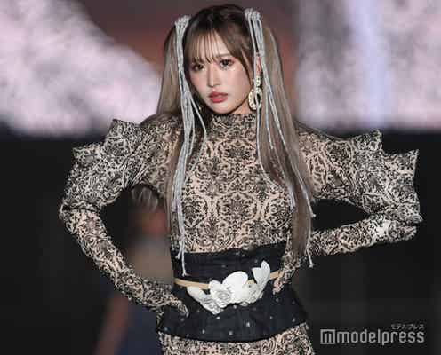 伊藤桃々、ボディライン際立つタイト衣装&キュートなツインテールで魅了<関コレ2022S/S>