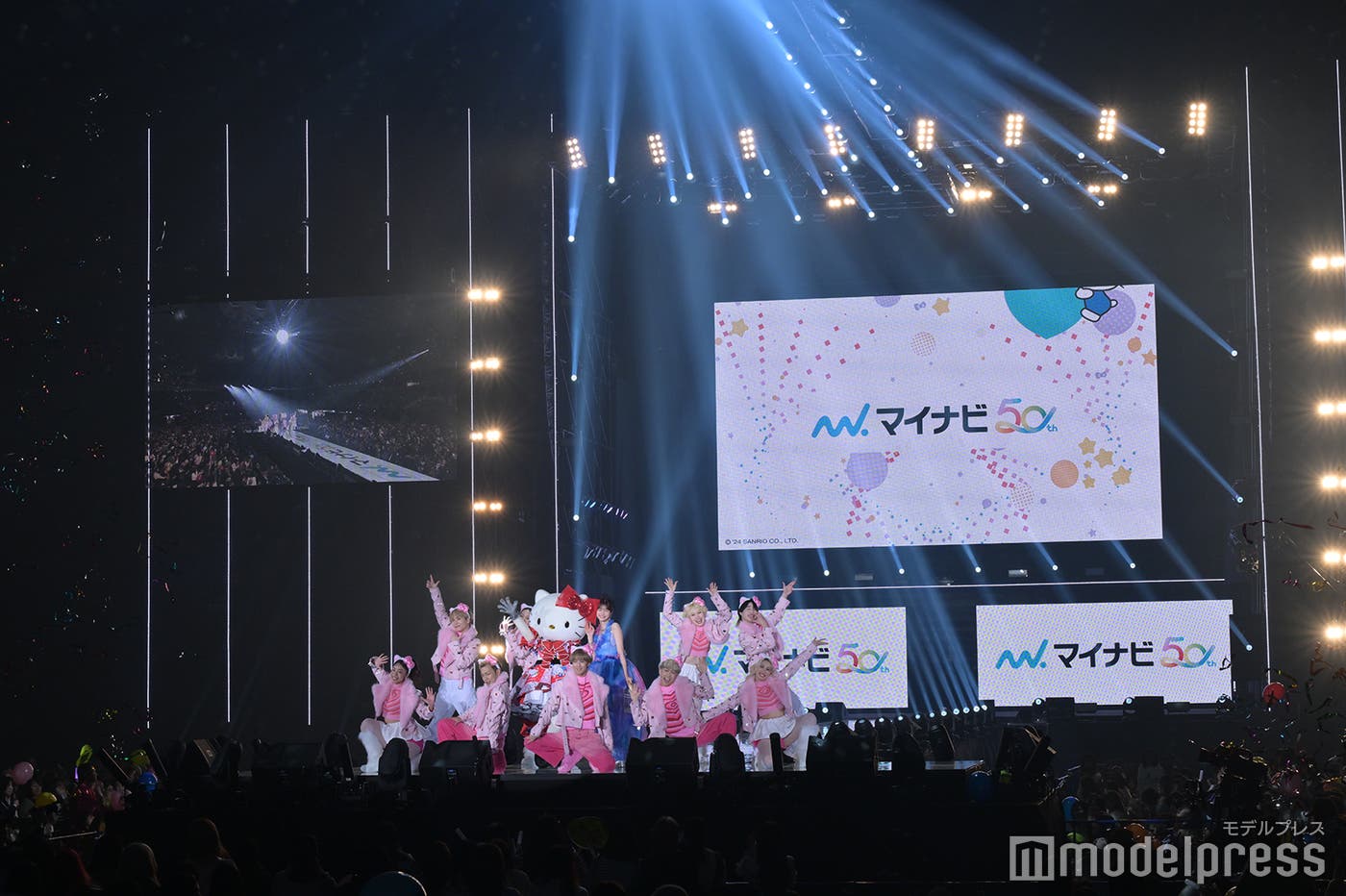 明るく華やかな世界観のステージ(C)モデルプレス