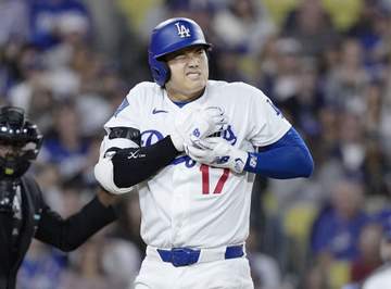 大谷翔平の死球 本拠地ファンが大ブーイング 143キロが右肘に直撃 直前の走塁でもヒヤッとする場面が