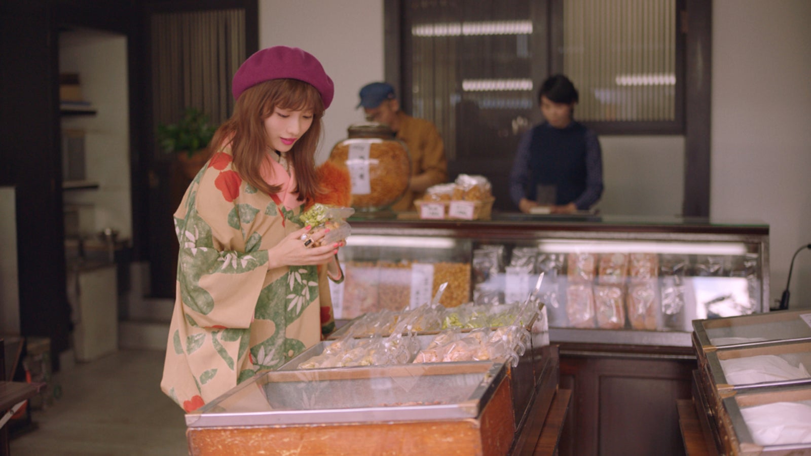 石原さとみ／新CM「後楽園 ゆっくりと時間が流れる街」篇より（提供写真）