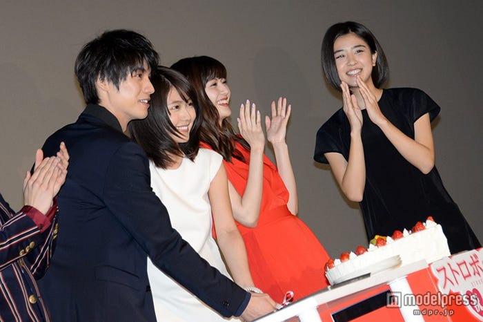 福士蒼汰(左)と有村架純(左から2番目)がケーキ入刀