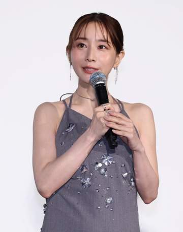 田中みな実 亀梨和也と結婚＆妊娠発表後初登場、10cm超ヒール＆背中も横も攻めたドレスで祝福に笑顔「ありがとうございます」おなかふっくら