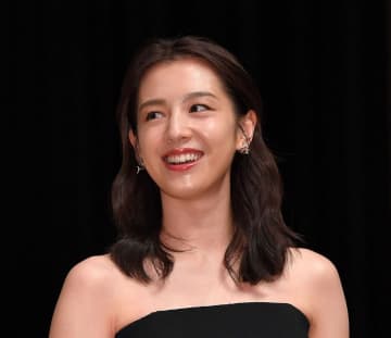 「道ですれ違ったら腰抜ける」反響の33歳女優 高級時計で引き算美！ 23年結婚→24年独立＆改名