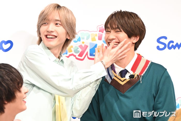 生ハンギョドン?藤原丈一郎を愛でる道枝駿佑(C)モデルプレス
