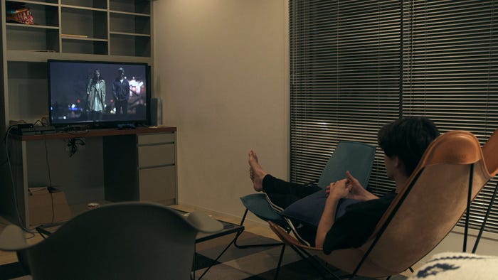 美咲が失恋した過去の放送をチェックする勇気『TERRACE HOUSE BOYS & GIRLS IN THE CITY』40th WEEK(C)フジテレビ/イースト・エンタテインメント