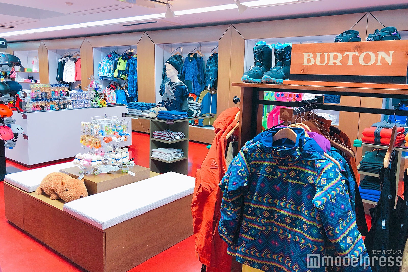 レンタルショップ／ウェア類の物販も行う（C）モデルプレス