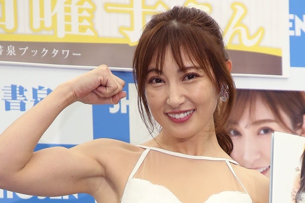 熊田曜子、ポールダンスで培った美腹筋を披露「50歳までは必ずやりたい」グラビア活動への思いも吐露 - モデルプレス