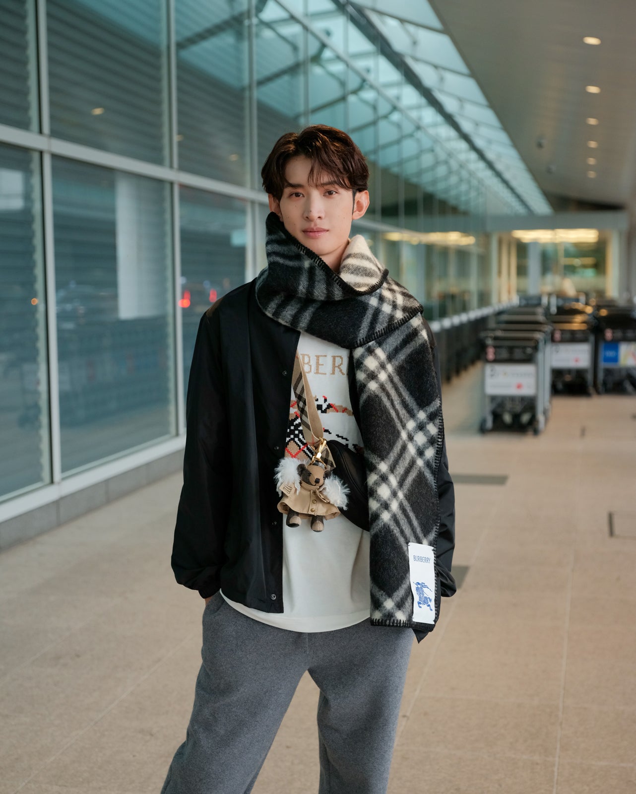 Snow Man向井康二「バーバリー」26春夏ルックで⽻⽥空港登場 ロンドンへ出国
