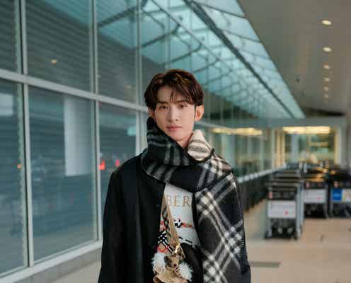 Snow Man向井康二「バーバリー」26春夏ルックで⽻⽥空港登場 ロンドンへ出国