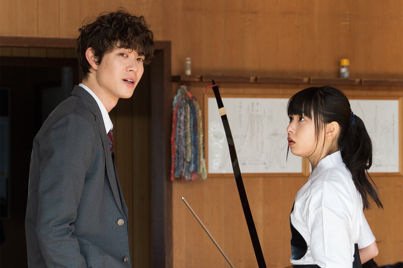 宮沢氷魚、桜井日奈子／「僕の初恋をキミに捧ぐ」第1話より（C）テレビ朝日