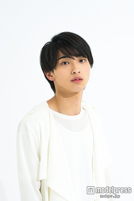 真っ白な衣装に身を包んだ横浜流星（画像：所属事務所提供）