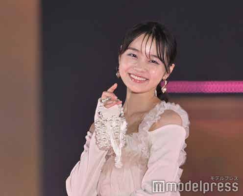 “ティーンの憧れ”林芽亜里、ホワイトワンピで美デコルテ披露<GirlsAward 2023 A/W>