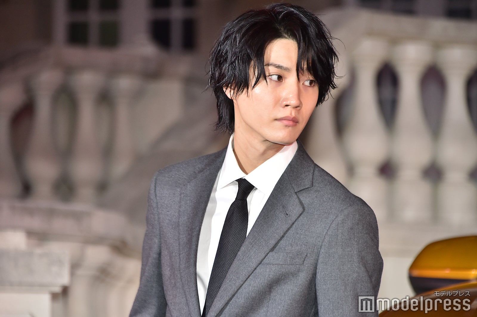 桜田通、クールな眼差しでブラックカーペット登場＜harper by Harper’s BAZAAR × CR Japan＞