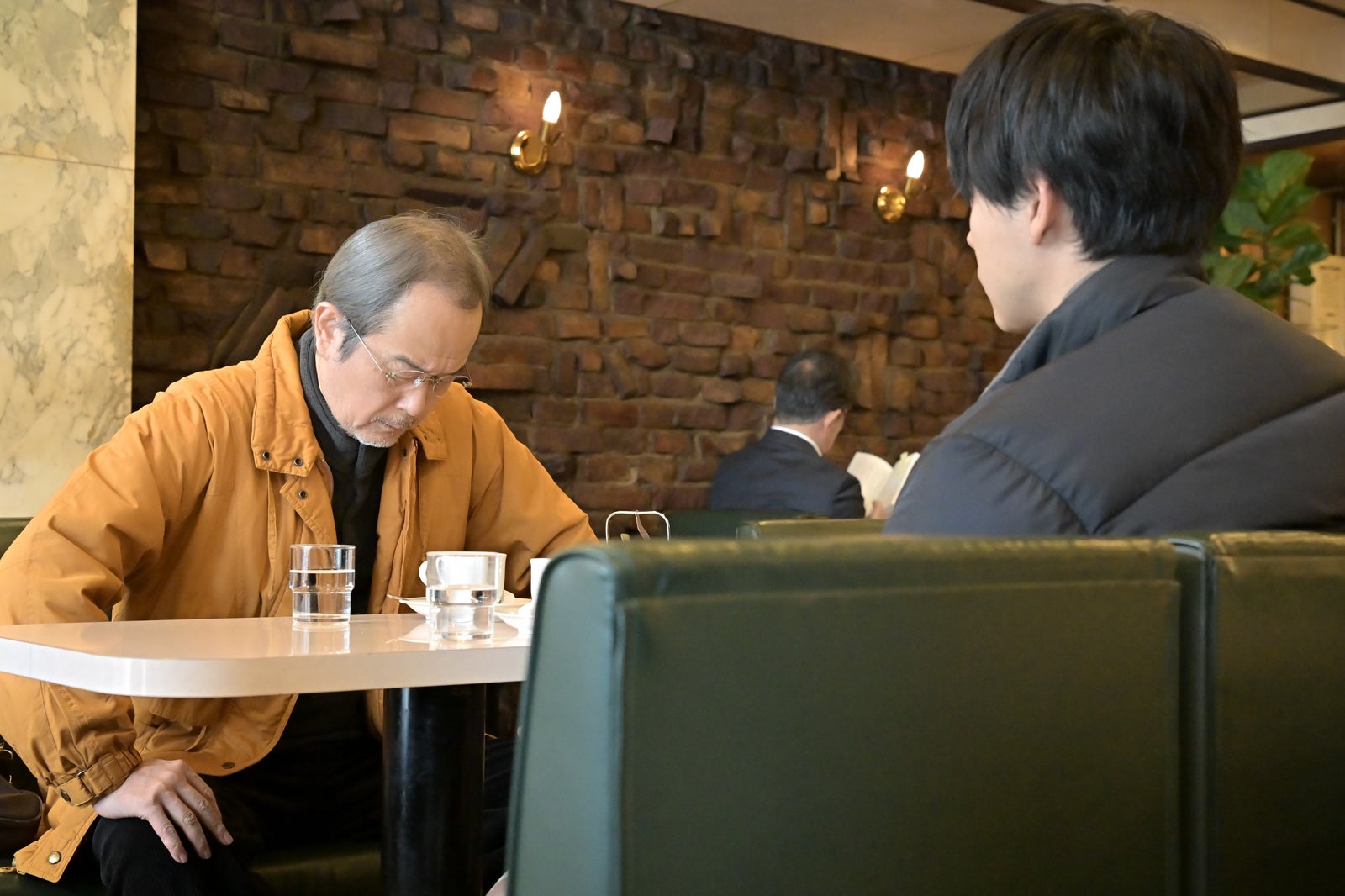 リリー・フランキー、成田凌「クジャクのダンス、誰が見た？」第4話（C）TBS