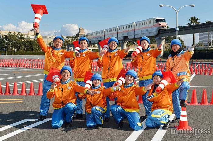 コーンアートを制作したキャストたち/(C)Disney