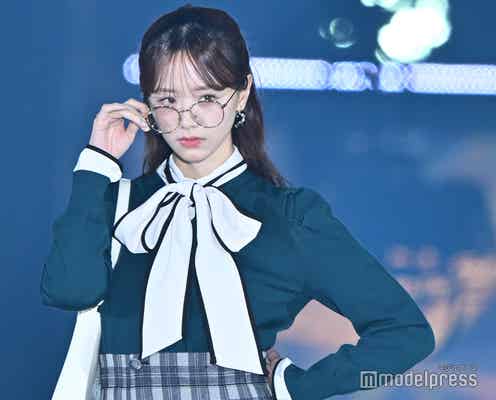 森香澄、メガネずらし目線外し MCとのギャップで魅せる【GirlsAward 2024AW】