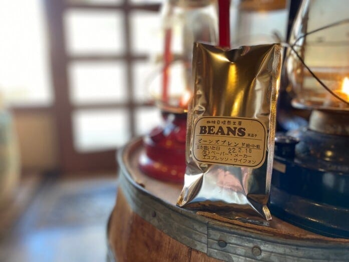 煎りたての豆が放つガスで持ち帰り用の袋はパンパンに膨らむ