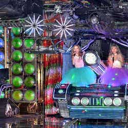 ド派手な戦車に乗って登場したAMIAYA(左から:AYA、AMI)