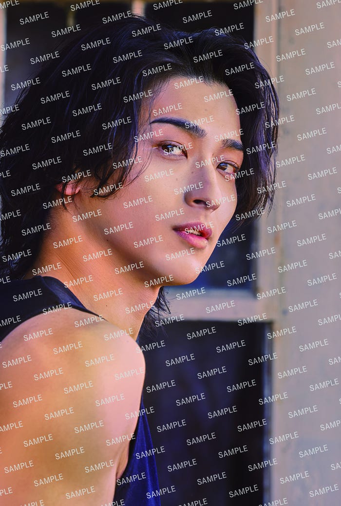 横浜流星FC限定版(過酷な撮影を物語るたくましい上腕筋)横浜流星「横浜流星2026年カレンダー」(C)KADOKAWA