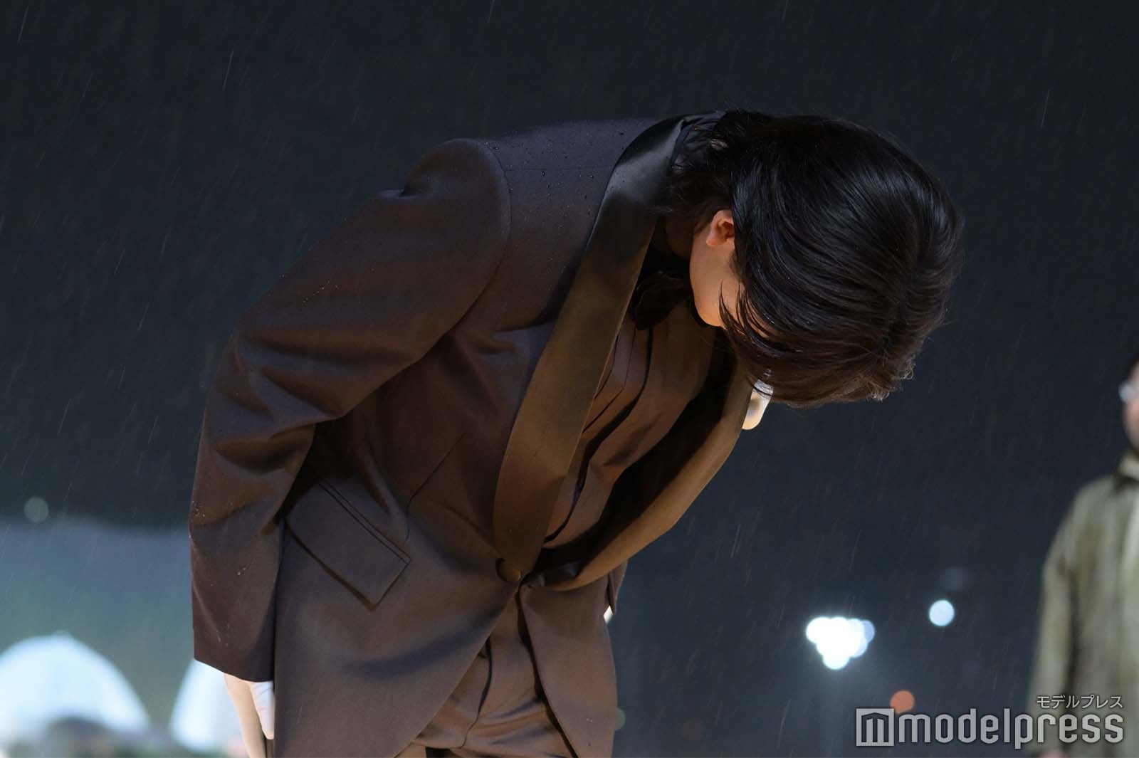 深々とお辞儀する高橋文哉（C）モデルプレス