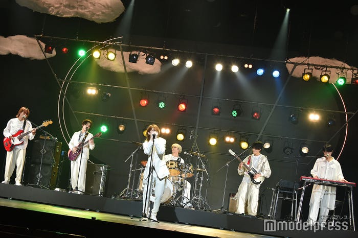 圧巻のバンド演奏で魅了した7 MEN 侍/(左から)矢花黎、中村嶺亜、今野大輝、佐々木大光、菅田琳寧、本高克樹/「MASSARA」ゲネプロより(C)モデルプレス