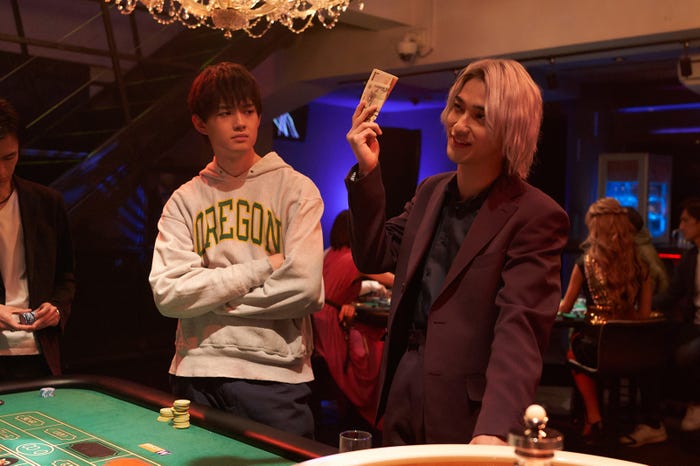 佐野勇斗、横浜流星(C)2022映画「嘘喰い」製作委員会