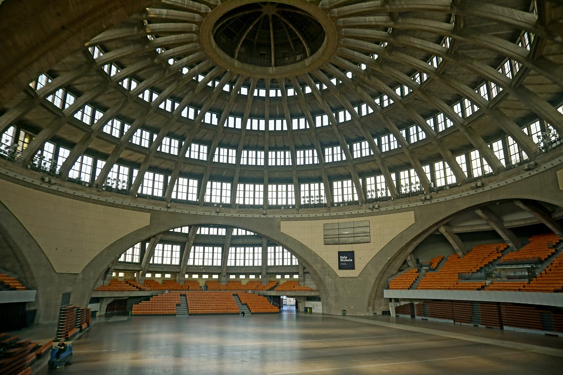 鉄筋コンクリートの無骨な質感はどこか荘厳