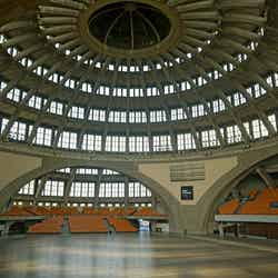 鉄筋コンクリートの無骨な質感はどこか荘厳