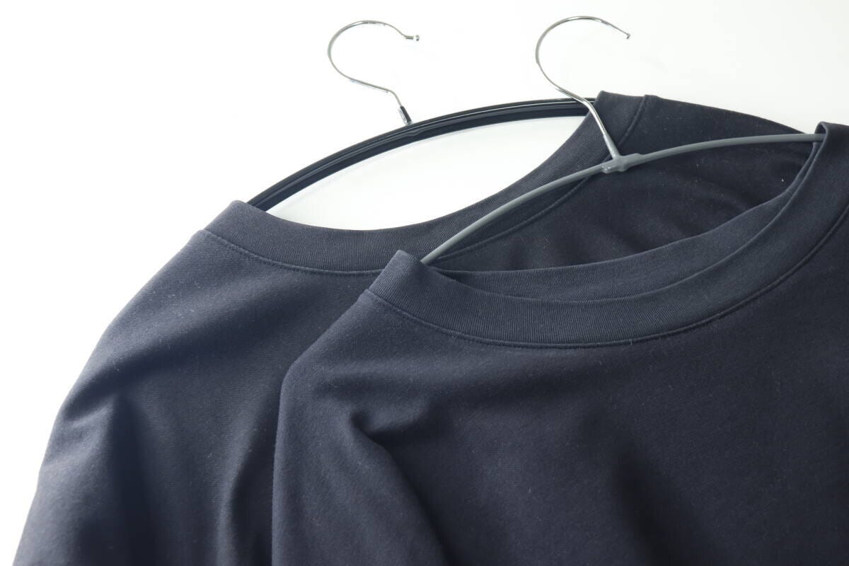 黒いTシャツ2枚をハンガーに掛けて並べた様子