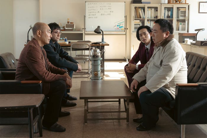 (左手前から)高橋克実、鈴木浩介 (右手前から)塚地武雅、竜星涼「スタンドUPスタート」第5話より(C)フジテレビ