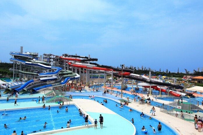 チューブ型のボディスライダー「アドベンチャースライダー」。親子レーンもあります【料金】パスポート利用可【制限】身長120cm以上（親子レーンは子ども120cm未満でもOK）