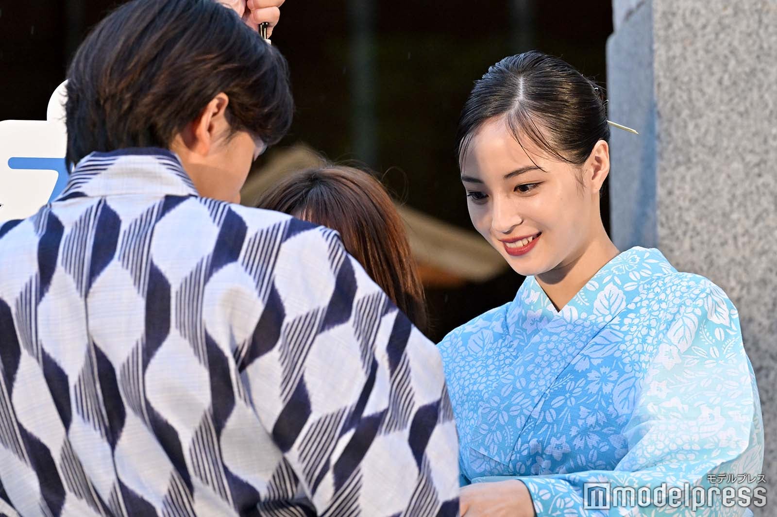 大西利空から猫を預かる広瀬すず（C）モデルプレス