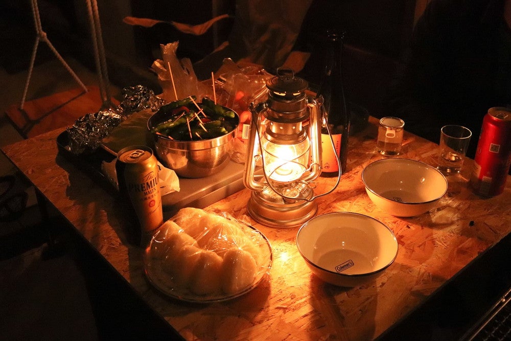 足るを知る木洩れ日る／画像提供：studioKANRO