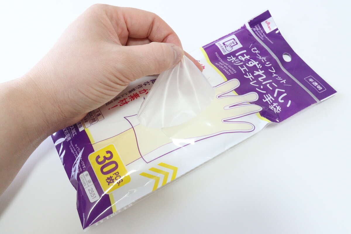 ダイソーのはずれにくいポリエチレン手袋を取り出す