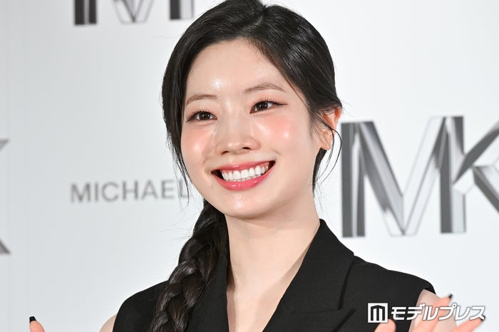 TWICEダヒョン、美背中開放の真紅ドレス姿披露「絵画のような美しさ」「破壊力すごい」の声