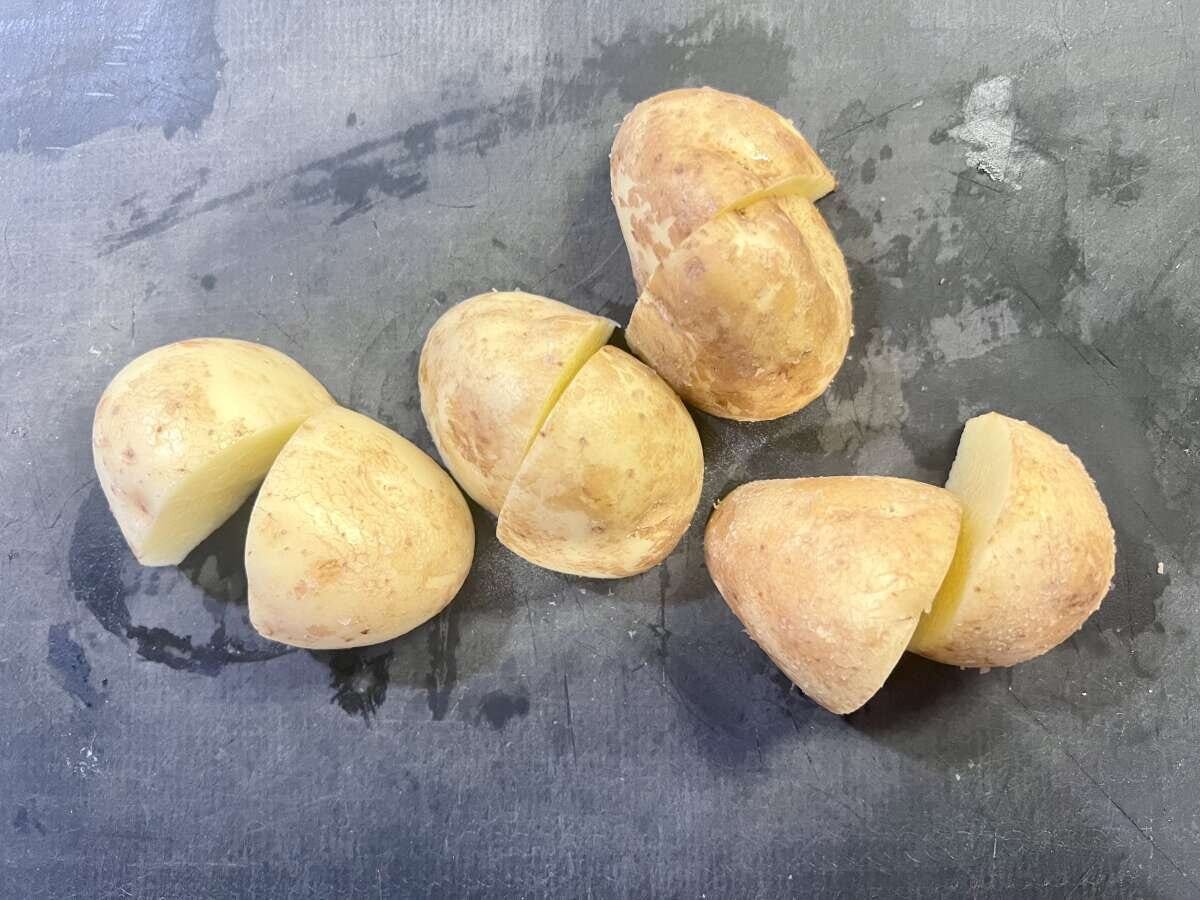 皮ごと一口大の4〜6等分にカットした新じゃがいも