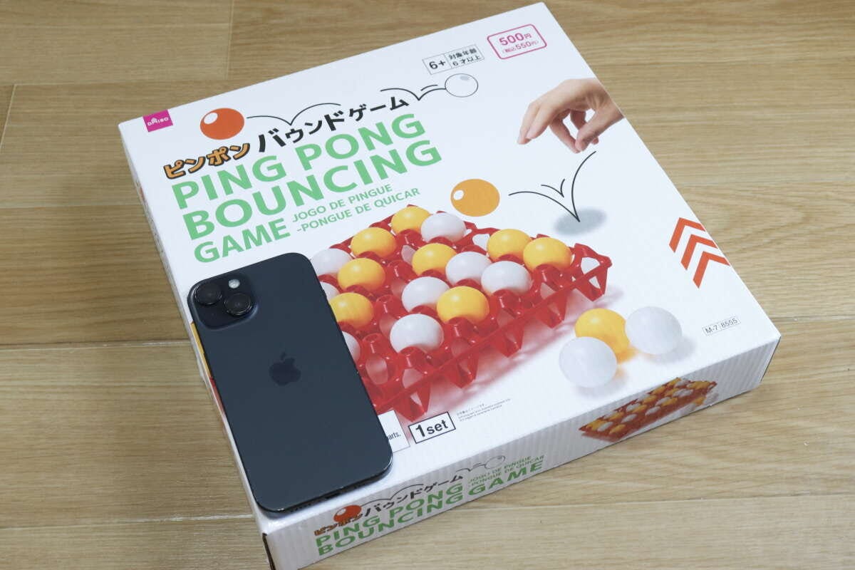 ピンポンバウンドゲームのパッケージとスマートフォンが並べて置かれている ピンポンバウンドゲームのパッケージとスマートフォンが並べて置かれている