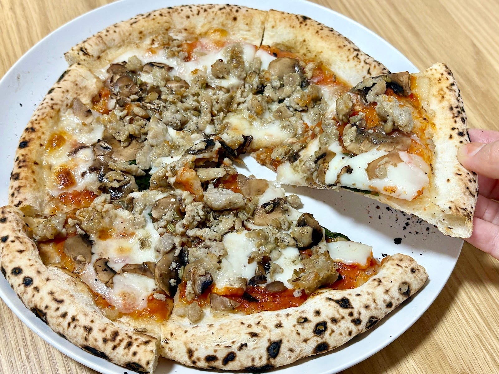 惜しみなくたっぷり入った具材は満足感抜群。お肉好きも満足できるぜいたくなピザです