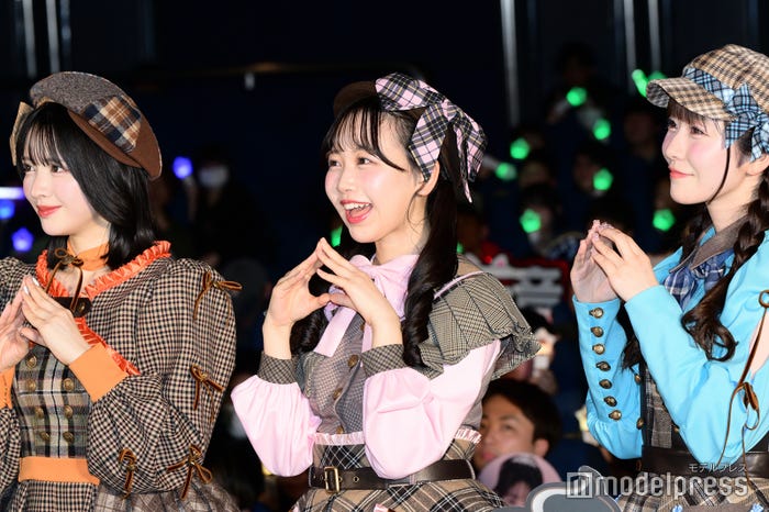 鎮西寿々歌、松本かれん、真中まな(C)モデルプレス