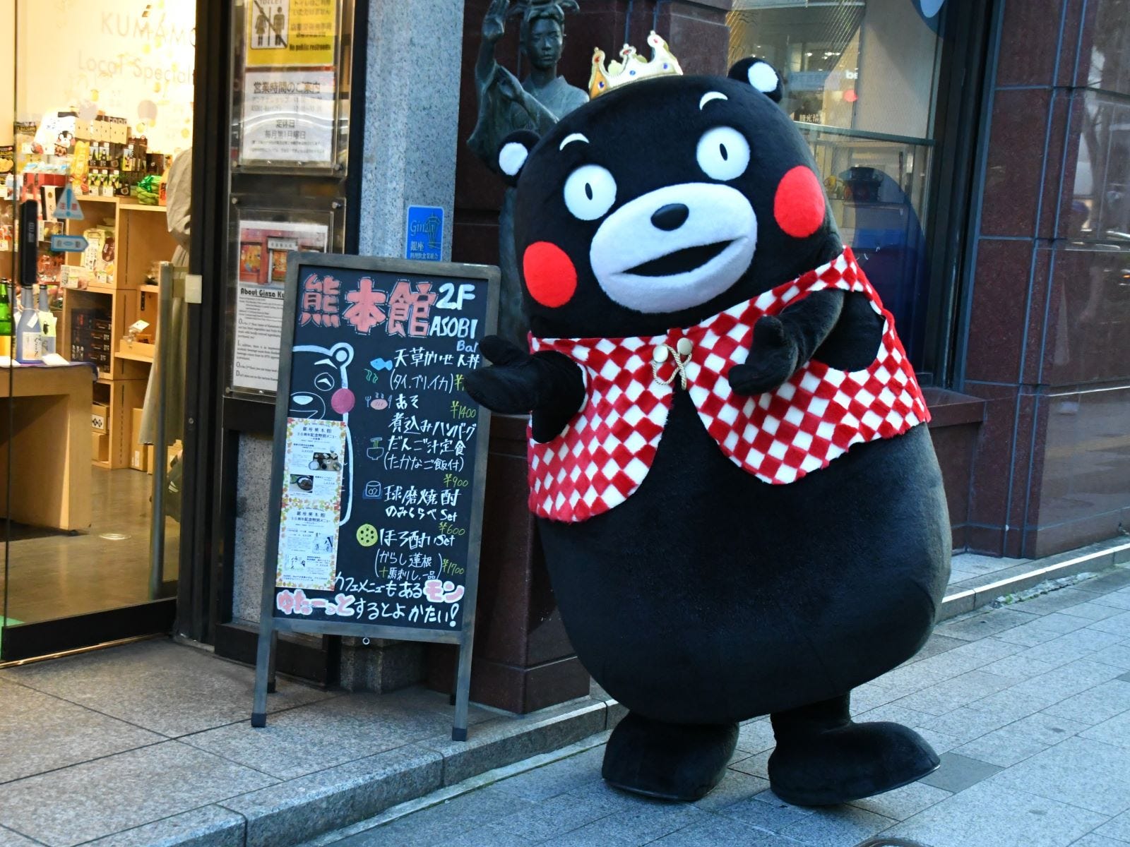 王子様姿でお祝いに駆けつけた＝10月12日、東京都中央区