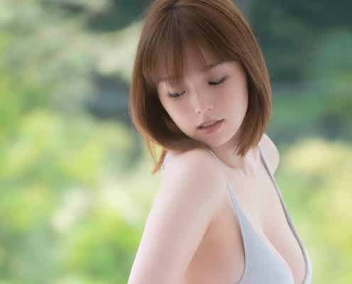 篠崎愛、色白美ボディ大胆披露