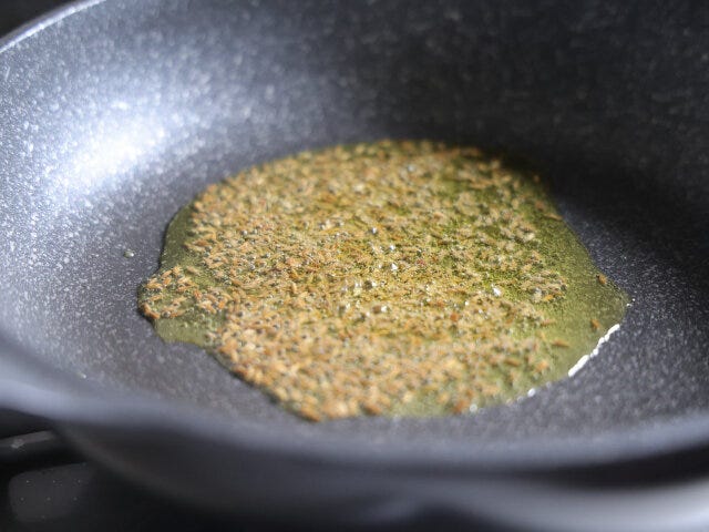 フライパンにＡを入れたら、中弱火から弱火で細かい泡が出てくるまで炒める。