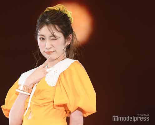 吉田朱里、オレンジメイクで夏コーデ ウィンクで会場悶絶<札幌コレクション 2022 S/S>