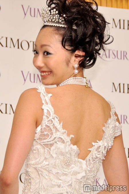 2012年2月に行われた桂由美グランドコレクション「THE WIND OF ASIA」に出演した安藤美姫