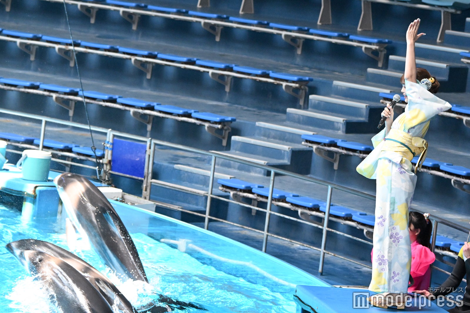 イルカに指示する藤田ニコル （C）モデルプレス