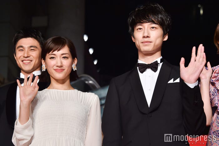 (前列左から)綾瀬はるか、坂口健太郎(C)モデルプレス