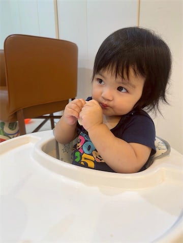 川崎希、1歳次女・グーちゃんがおせんべいを"かじかじ"「おせんべい好きは3人全員だね」